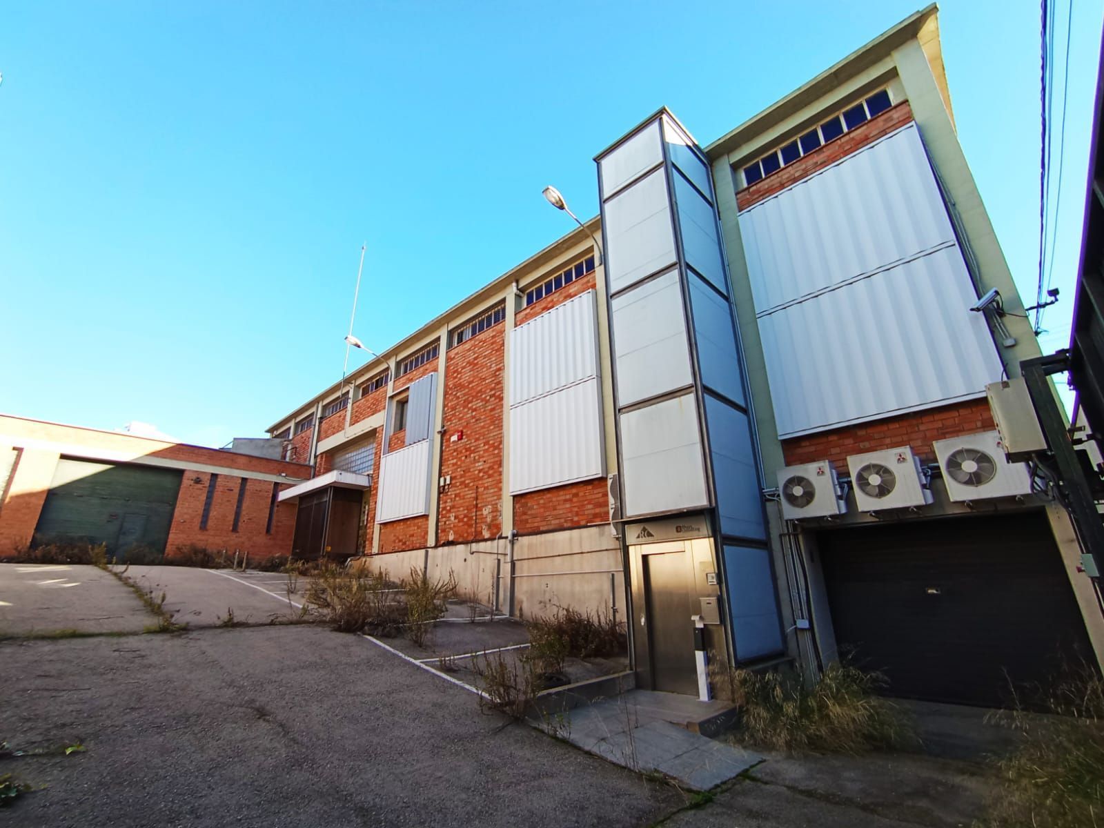 Vista exterior de Nau industrial de lloguer en Terrassa