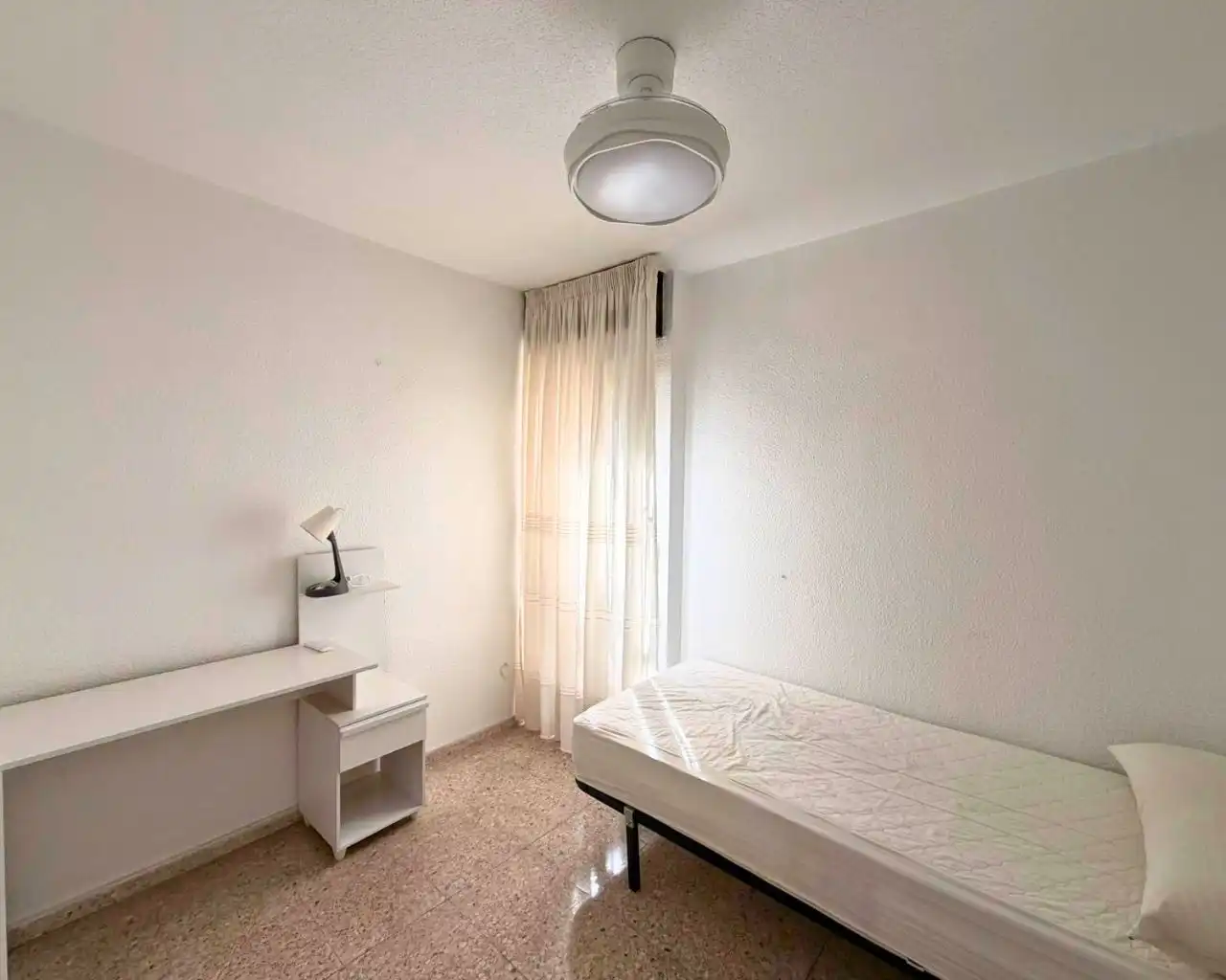 Habitación de Piso de alquiler en Jaén con Aire acondicionado, Calefacción y Amueblado