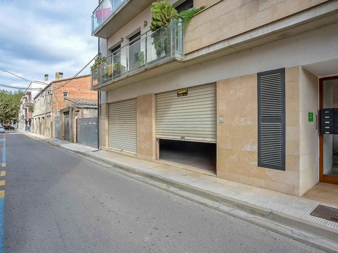 Vista exterior de Local en venda en La Bisbal d'Empordà amb Aire condicionat