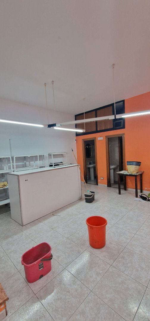 Local de lloguer en L'Hospitalet de Llobregat amb Aire condicionat i Alarma