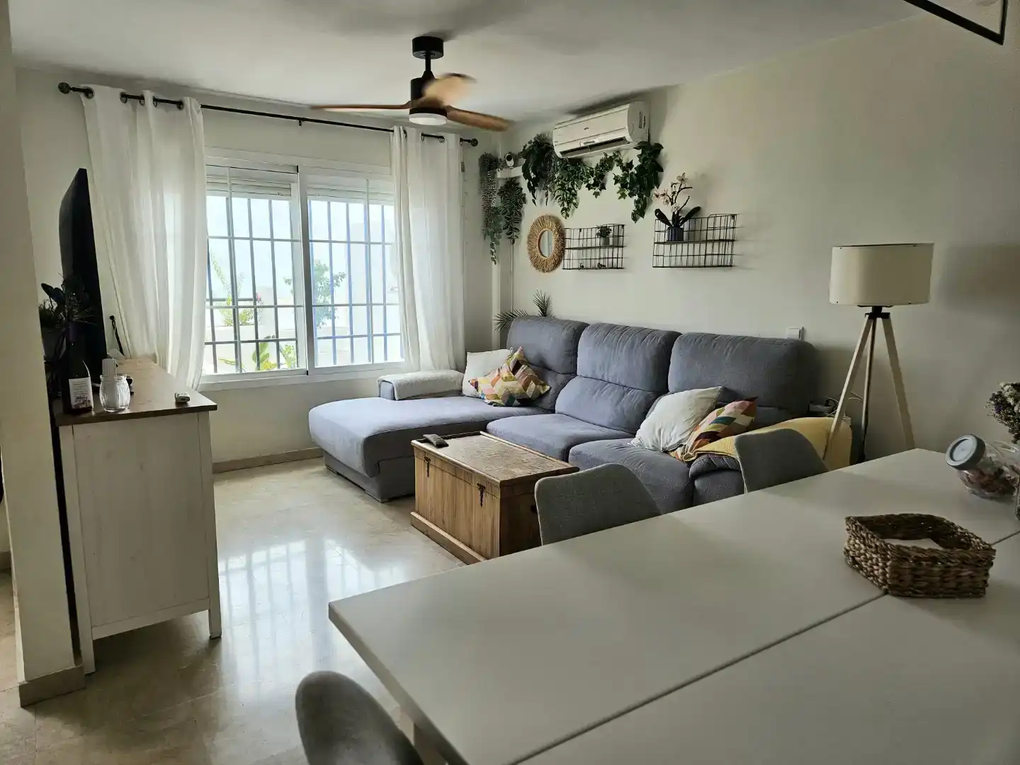 Sala d'estar de Casa adosada en venda en Benalmádena amb Aire condicionat, Piscina i Balcó