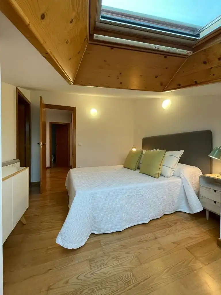 Dormitori de Pis de lloguer en Cambados amb Parquet, Moblat i Forn