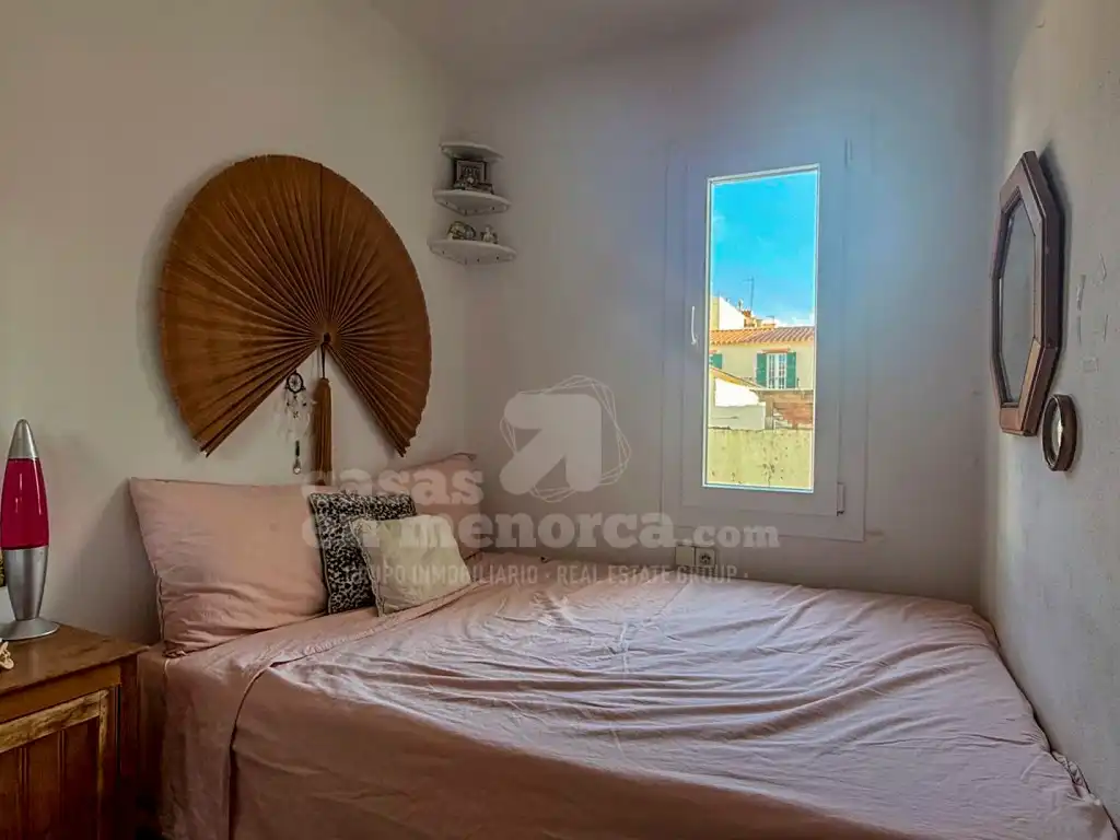 Dormitori de Apartament en venda en Es Castell amb Balcó