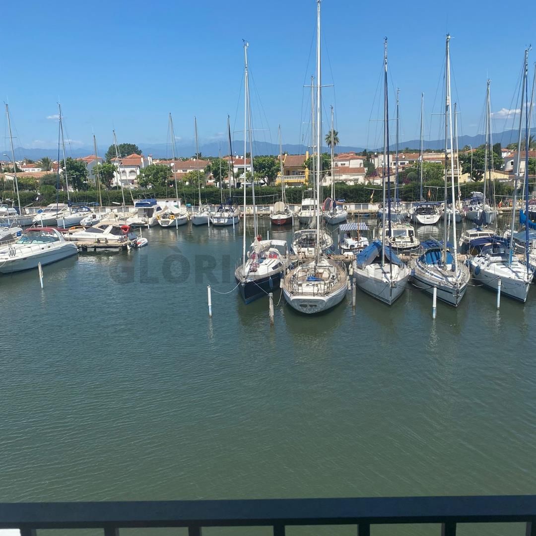Aparcament de Apartament en venda en Empuriabrava amb Aire condicionat, Terrassa i Moblat