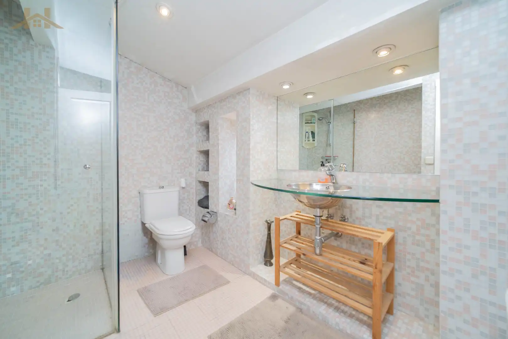 Badezimmer von Einfamilien-Reihenhaus zum Verkauf in Madrid mit Klimaanlage, Heizung und Terrasse