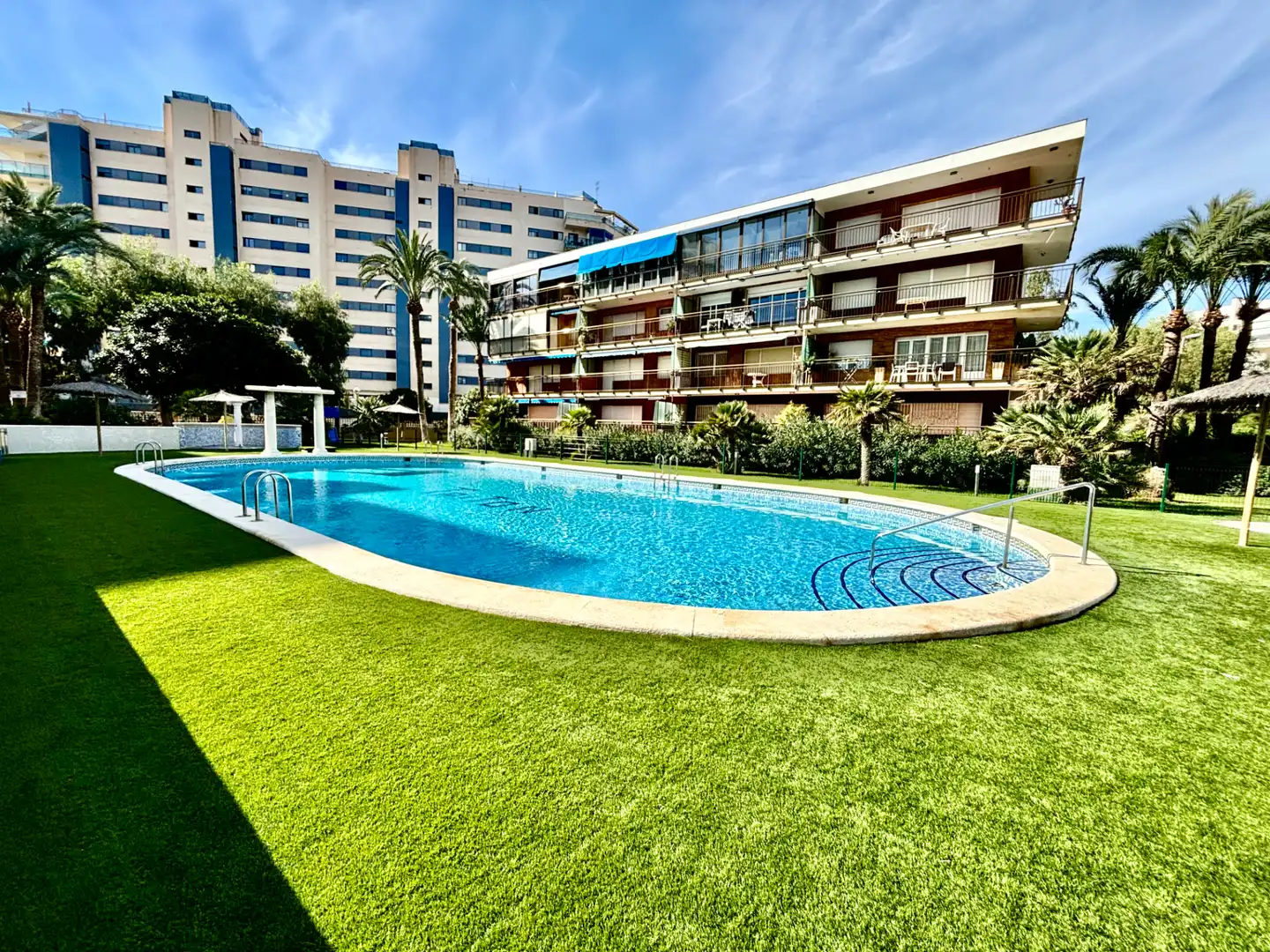 Piscina de Pis en venda en Alicante / Alacant amb Aire condicionat, Terrassa i Moblat