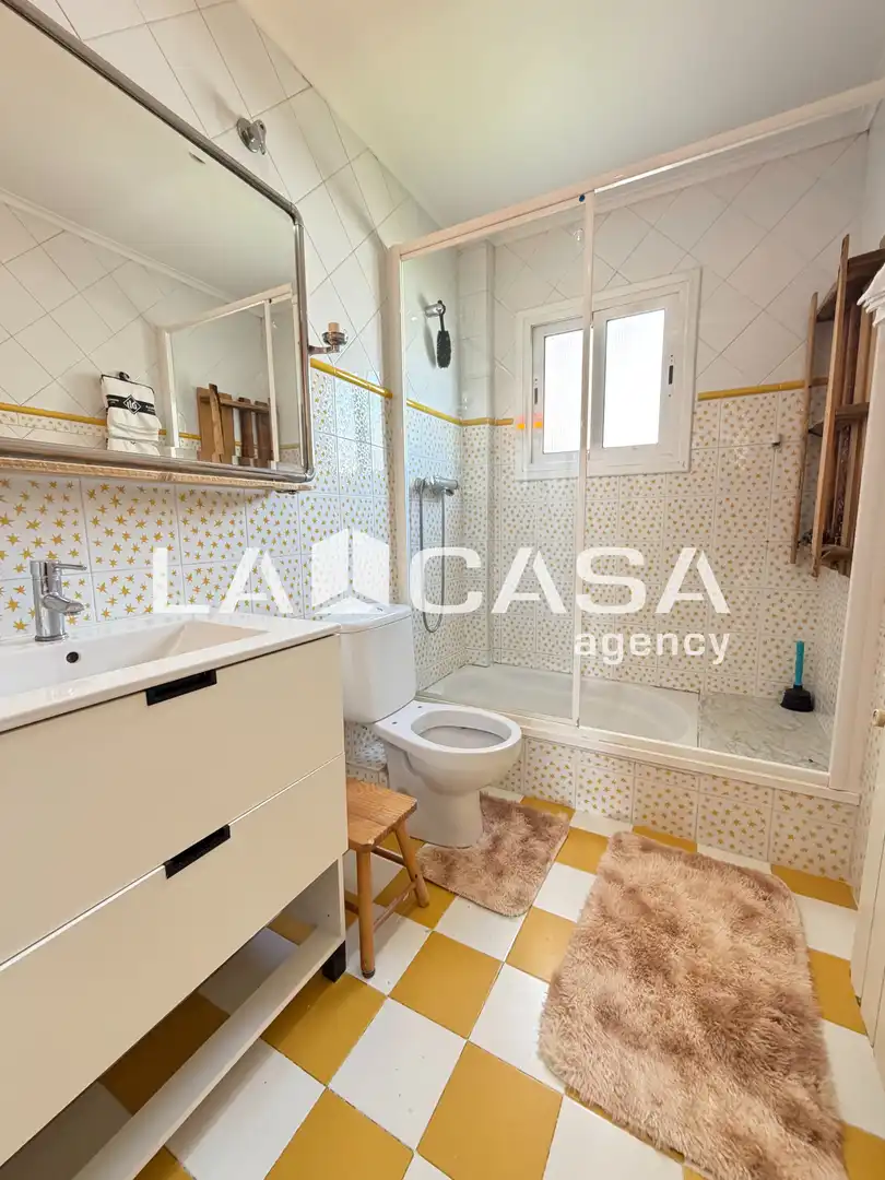 Badezimmer von Dachboden zum Verkauf in Badalona mit Heizung und Terrasse