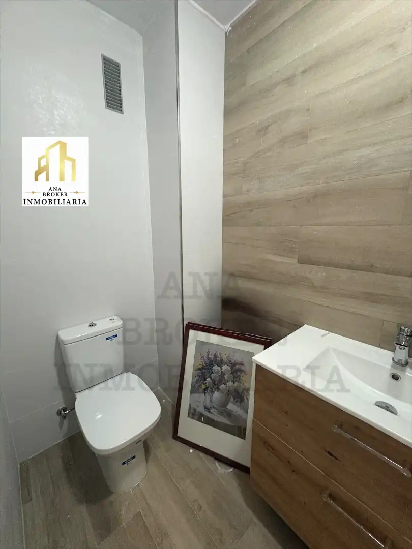 Bany de Apartament en venda en Ronda amb Balcó