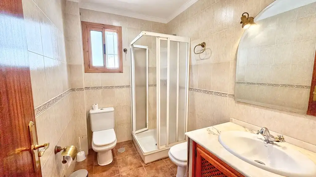 Baño de Finca rústica en venta en Periana con Aire acondicionado, Jardín privado y Terraza