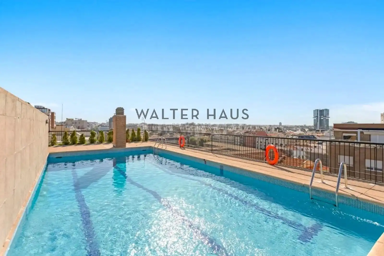 Swimming pool of Flat for rent in Madrid  with Air Conditioner, Heating and Terrace