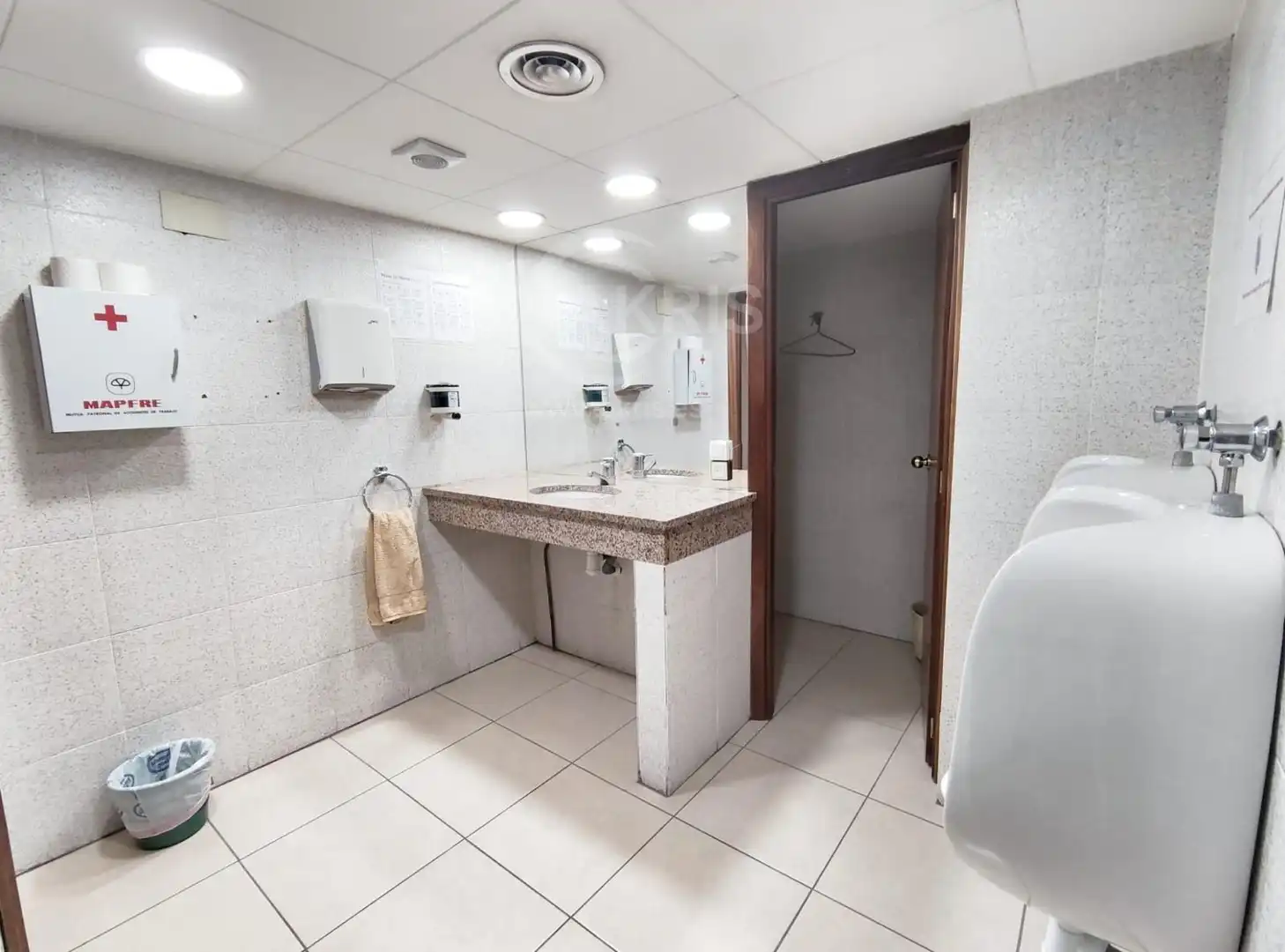 Badezimmer von Büro zur Miete in Lloret de Mar mit Klimaanlage, Terrasse und Möbliert