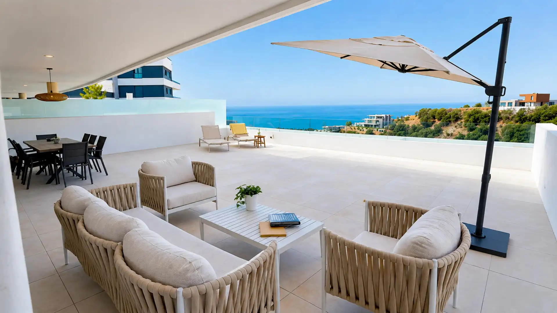 Apartamento con terraza en venta en CARRETERA LOMAS DE MARBELLA #MEDBLUE, FASE I. PORT, imagen 2
