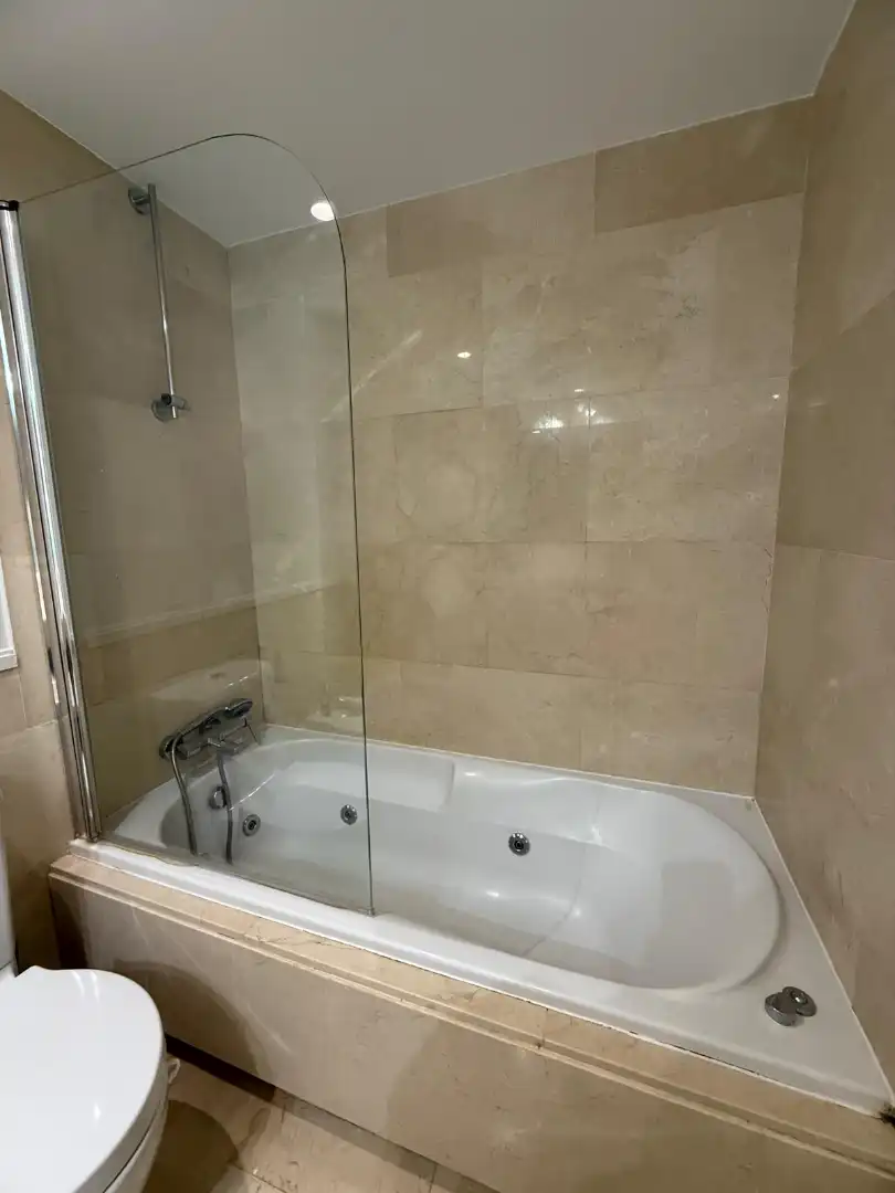 Baño de Apartamento de alquiler en Las Rozas de Madrid con Aire acondicionado, Calefacción y Jardín privado