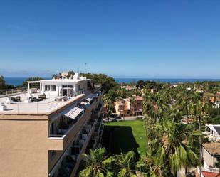 Vista exterior de Dúplex en venda en Marbella amb Aire condicionat, Terrassa i Piscina