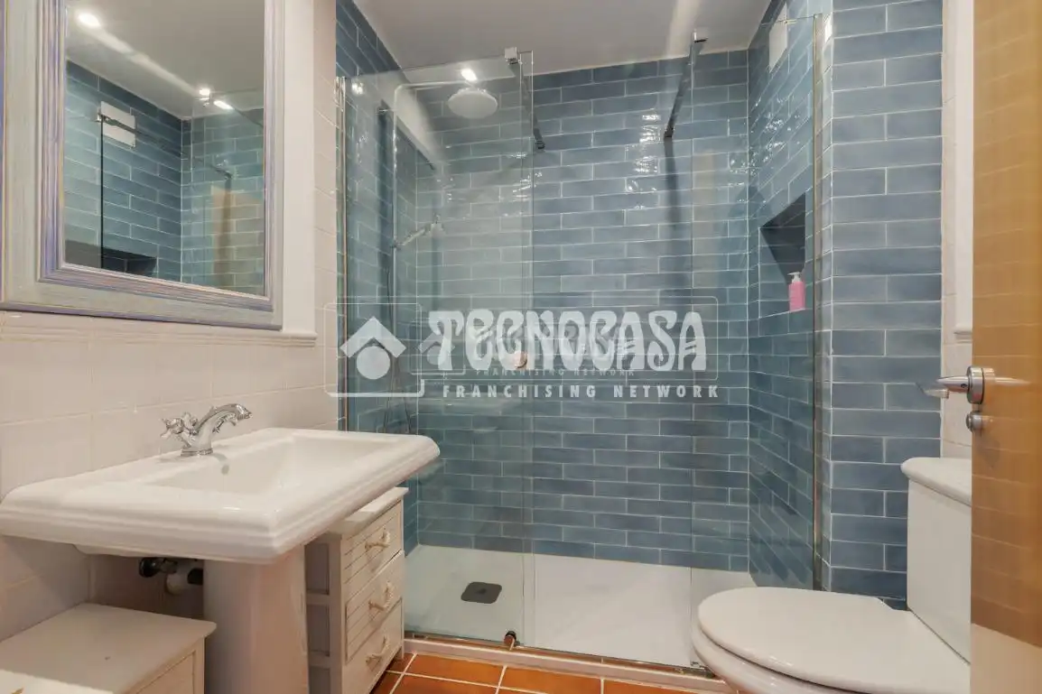 Baño de Casa adosada en venta en Tres Cantos con Calefacción, Balcón y Piscina comunitaria