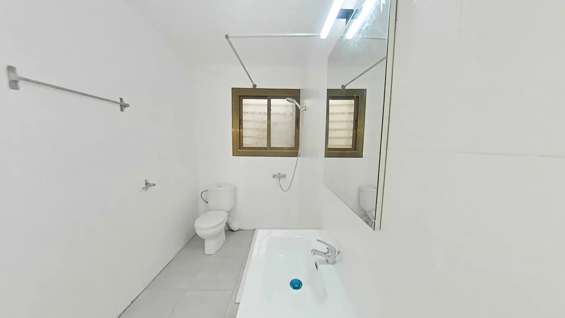 Bathroom of Flat for sale in Sabadell