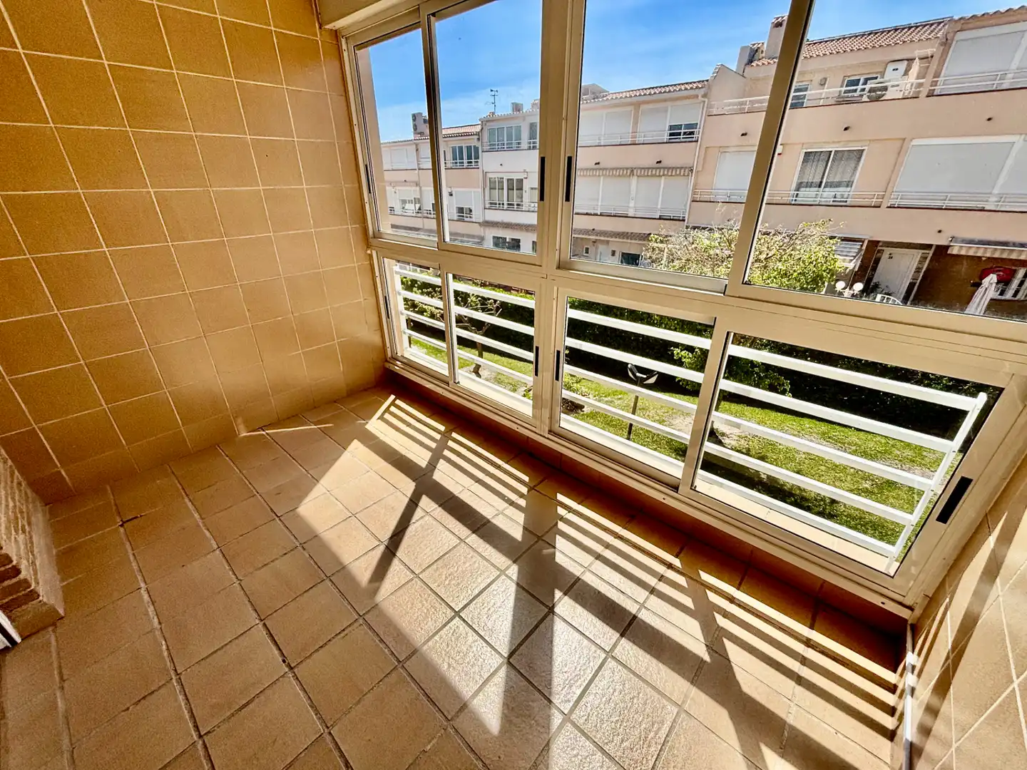 Terrasse von Einfamilien-Reihenhaus zum Verkauf in Alicante / Alacant mit Klimaanlage, Privatgarten und Terrasse