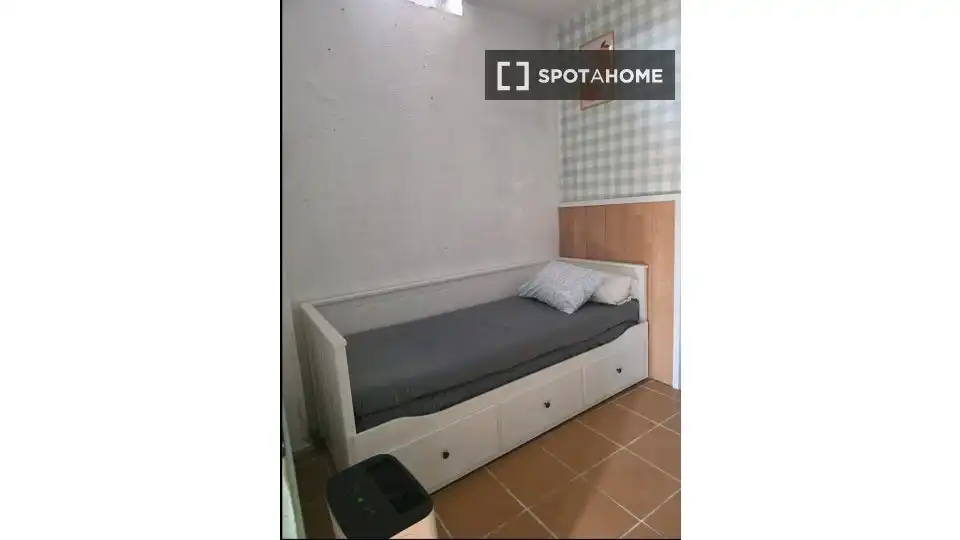 Bedroom of Flat for share in Dosrius  with Air Conditioner, Heating and Furnished