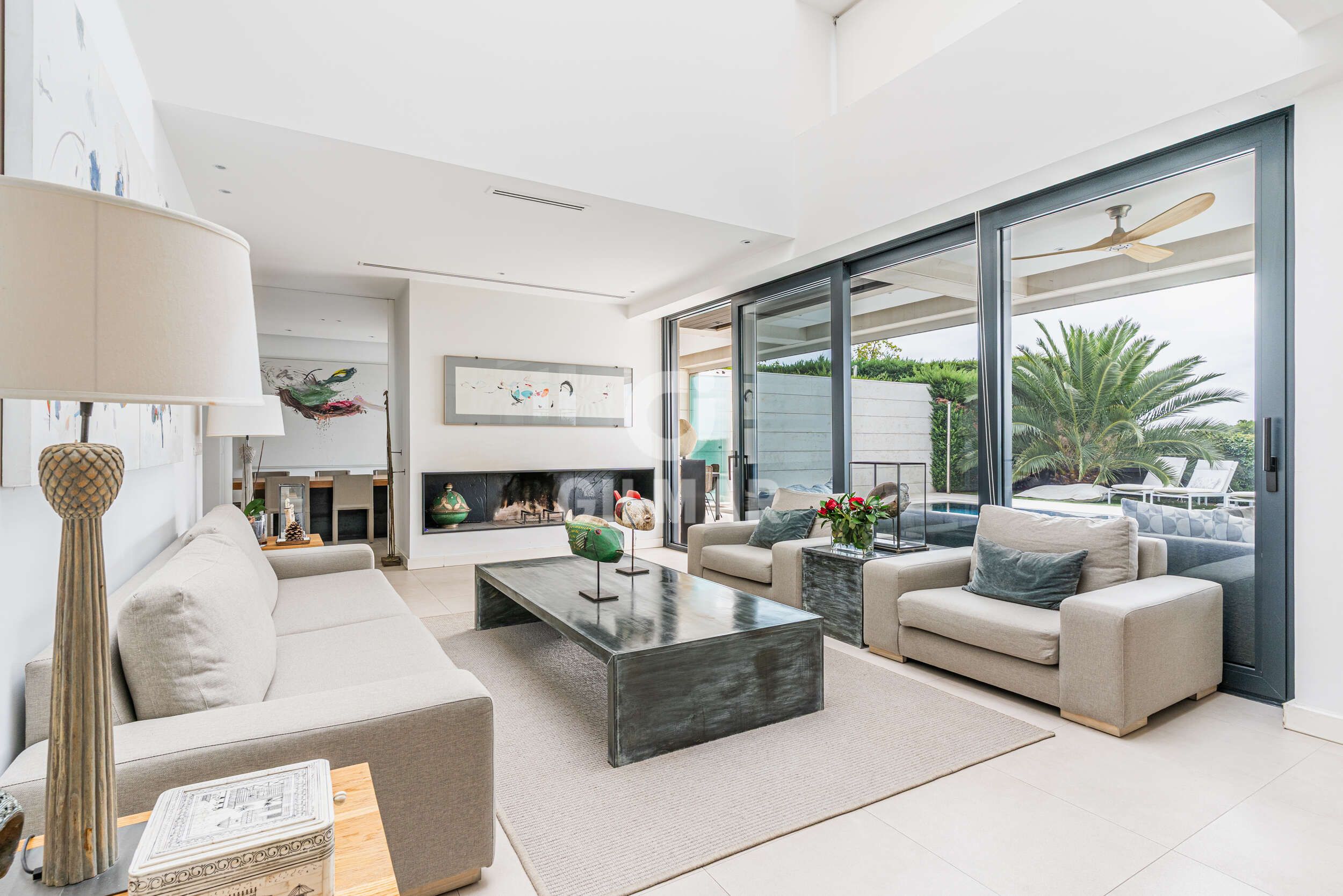 Sala de estar de Casa adosada en venta en Boadilla del Monte con Calefacción, Jardín privado y Piscina