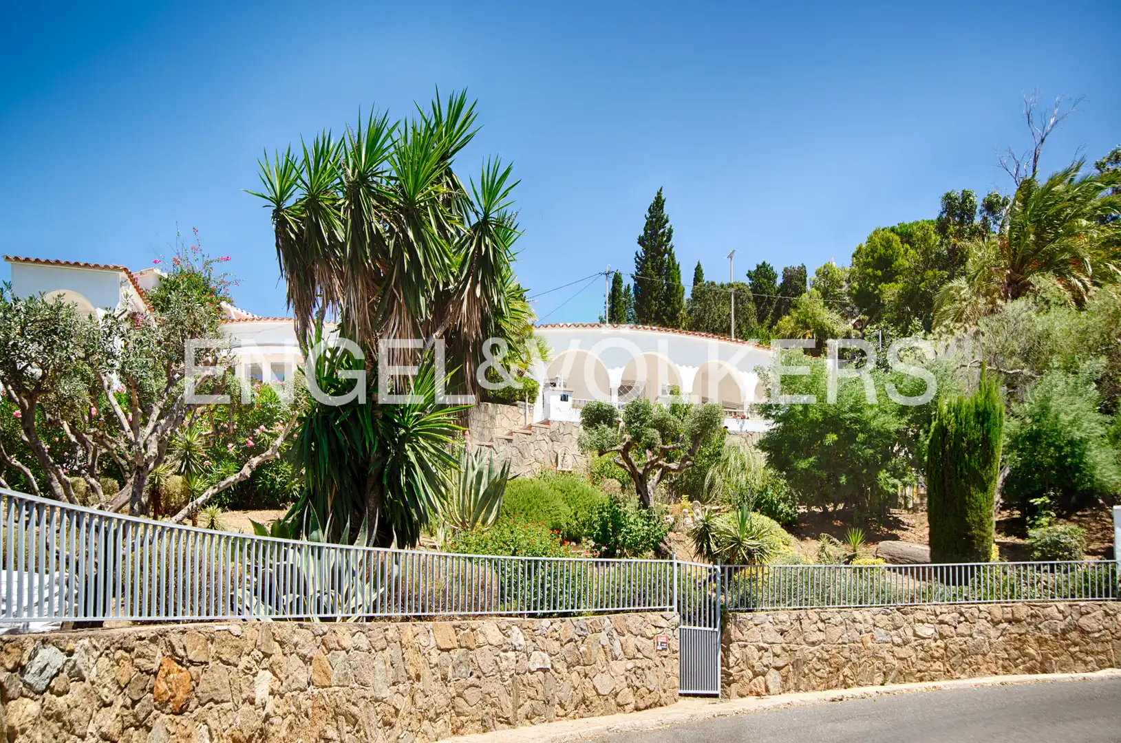 Vista exterior de Casa o xalet en venda en Roses amb Jardí privat, Terrassa i Piscina