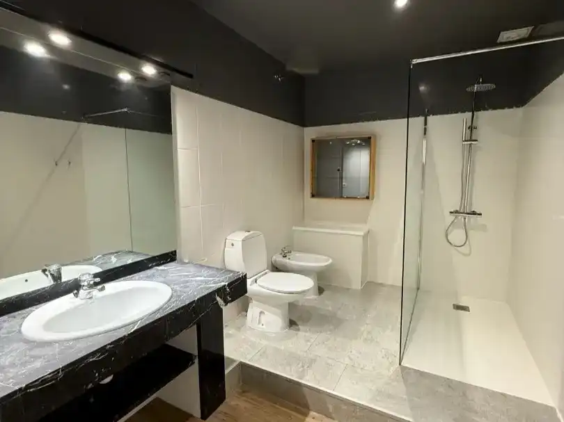 Badezimmer von Wohnung zur Miete in Manresa mit Klimaanlage, Schwimmbad und Balkon