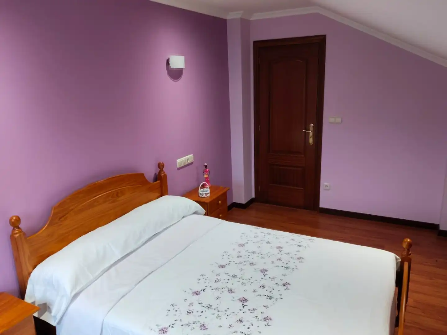 Schlafzimmer von Dachboden zur Miete in Santiago de Compostela  mit Terrasse, Abstellraum und Schwimmbad