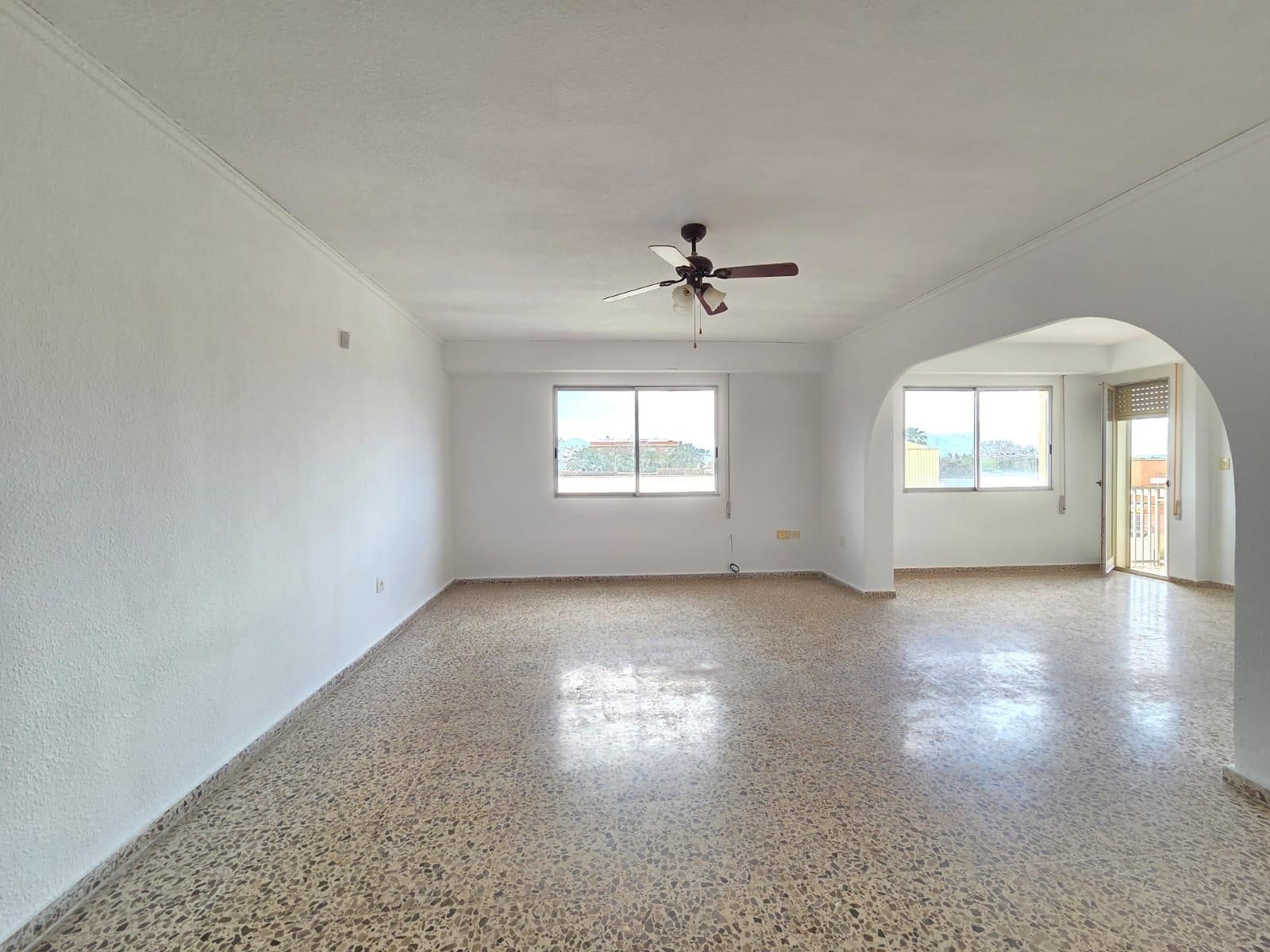 Sala d'estar de Pis en venda en Miramar amb Balcó