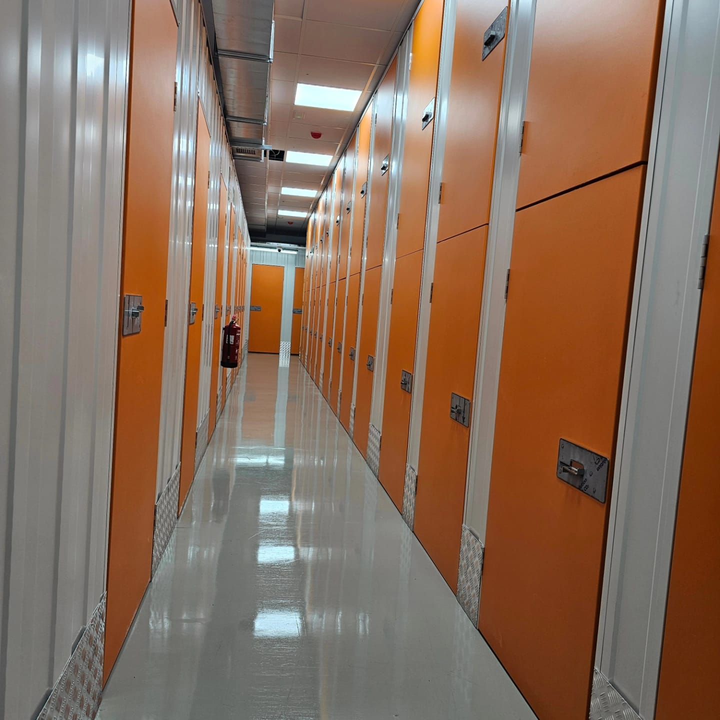 Box room to rent in  Madrid Capital  with Alarm