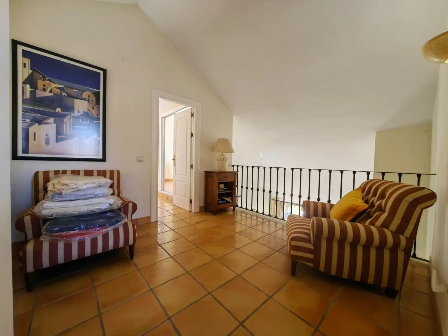 Sala d'estar de Casa o xalet en venda en Estepona amb Aire condicionat, Jardí privat i Terrassa