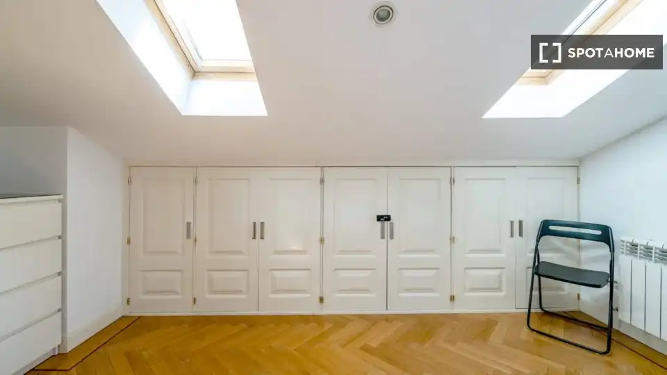 Schlafzimmer von Wohnung zur Miete in Madrid mit Klimaanlage, Heizung und Möbliert