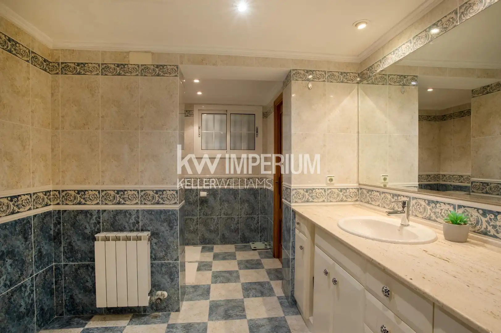 Baño de Piso de alquiler en Tarragona con Jardín privado, Terraza y Amueblado