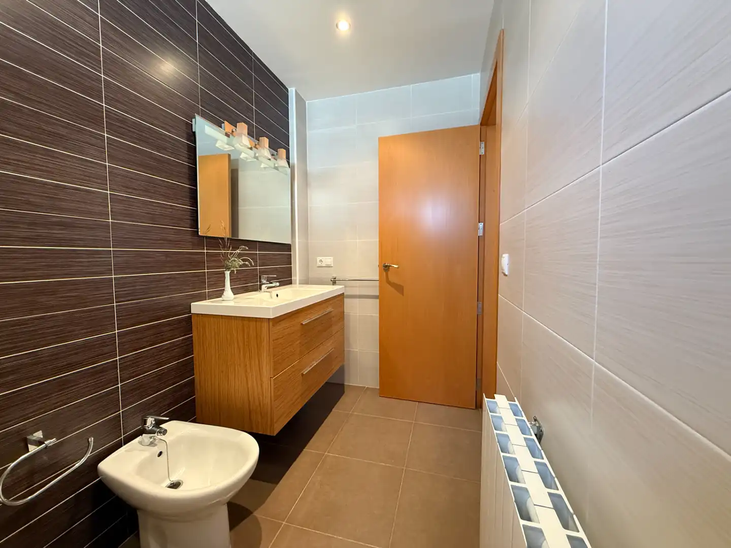 Badezimmer von Einfamilien-Reihenhaus zum Verkauf in La Pobla del Duc mit Klimaanlage, Heizung und Terrasse