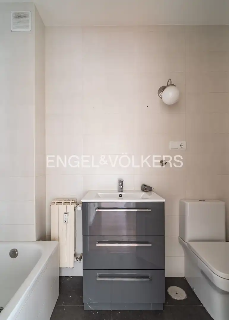 Baño de Piso en venta en Santander con Calefacción, Terraza y Balcón