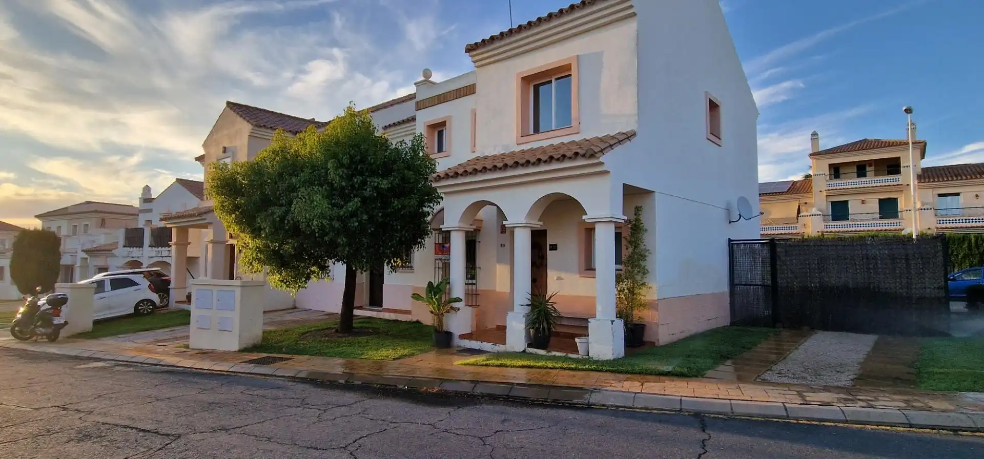 Vista exterior de Casa adosada en venda en Ayamonte amb Jardí privat, Moblat i Balcó