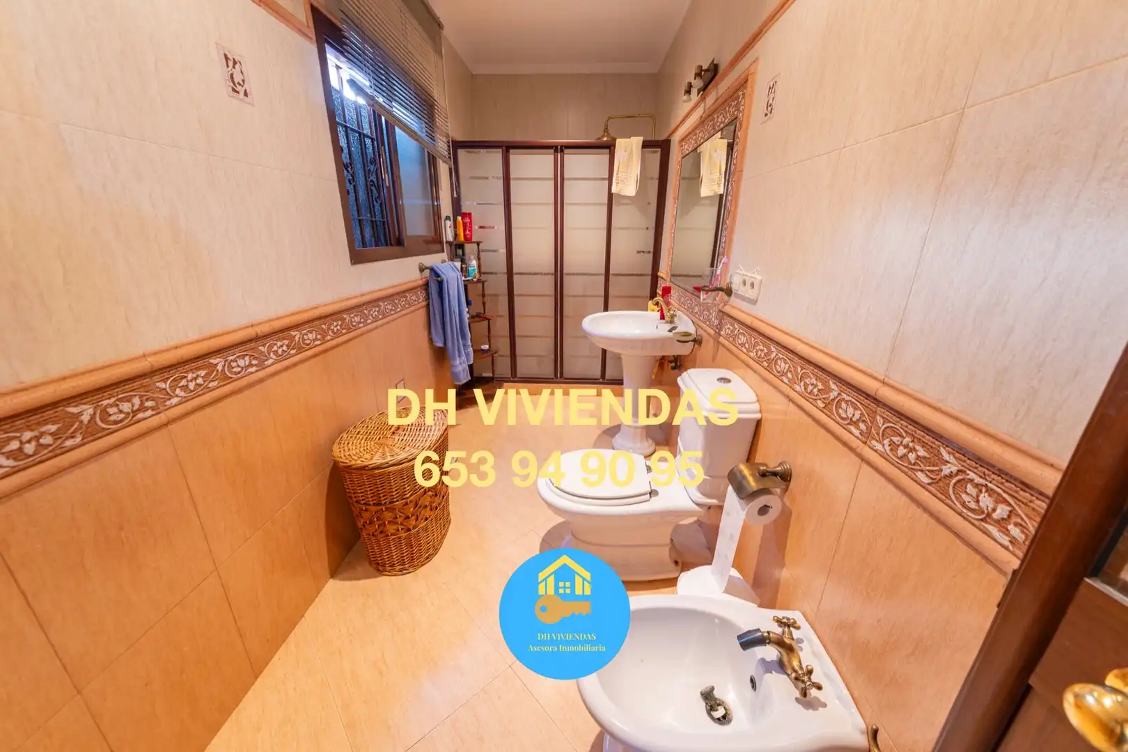 Bathroom of Houses for sale in Dos Hermanas  with Air Conditioner, Private garden and Terrace