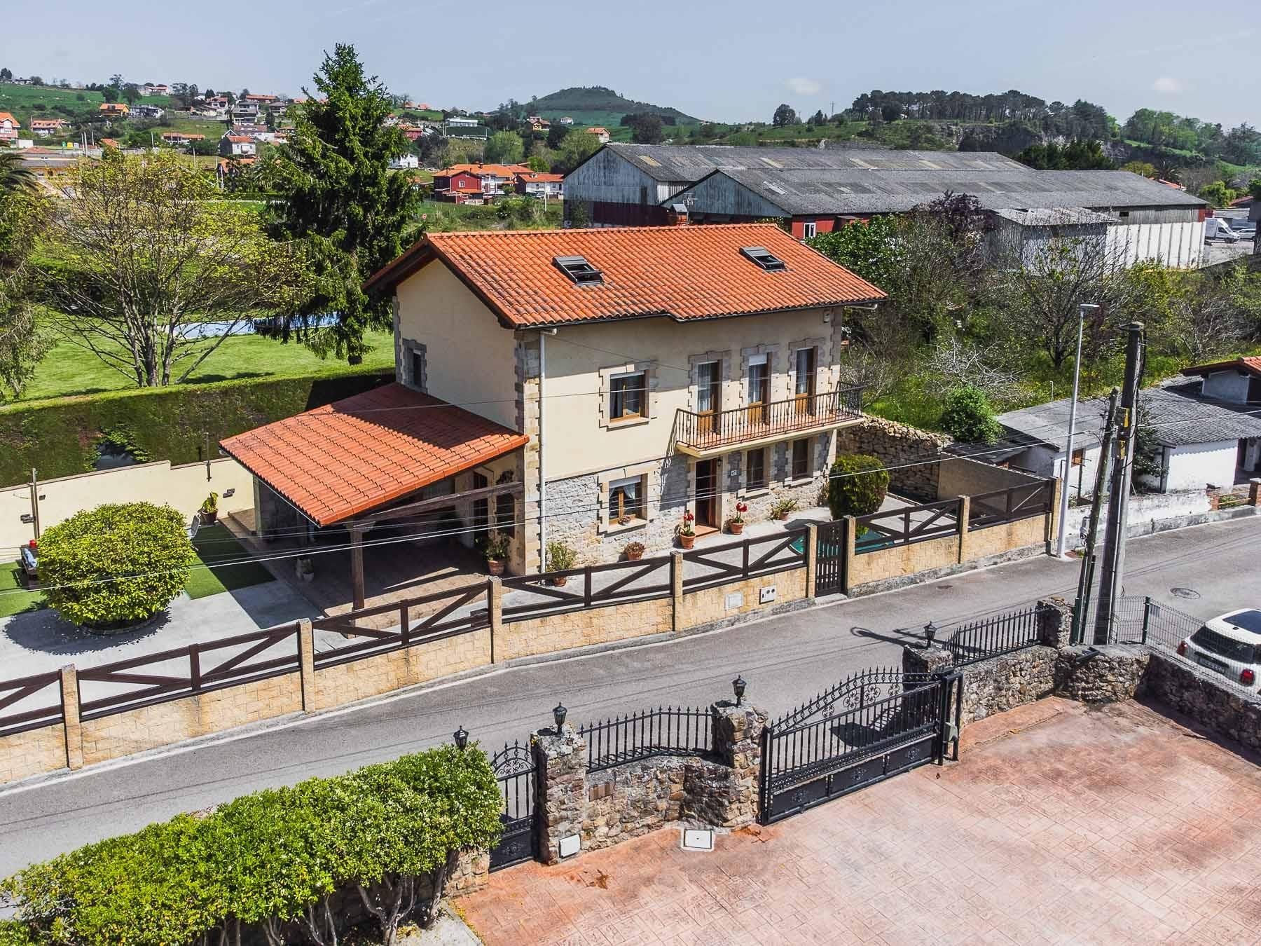 Exterior view of House or chalet for sale in Reocín  with Heating, Terrace and Balcony
