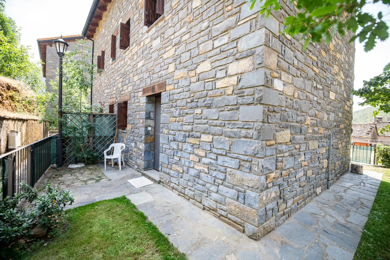 Vista exterior de Casa adosada en venta en Biescas con Calefacción, Jardín privado y Amueblado