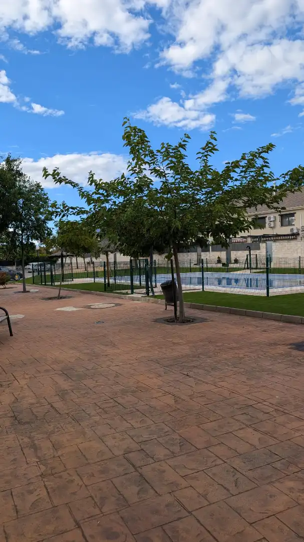 Schwimmbecken von Einfamilien-Reihenhaus zum Verkauf in Aranjuez mit Klimaanlage, Heizung und Terrasse