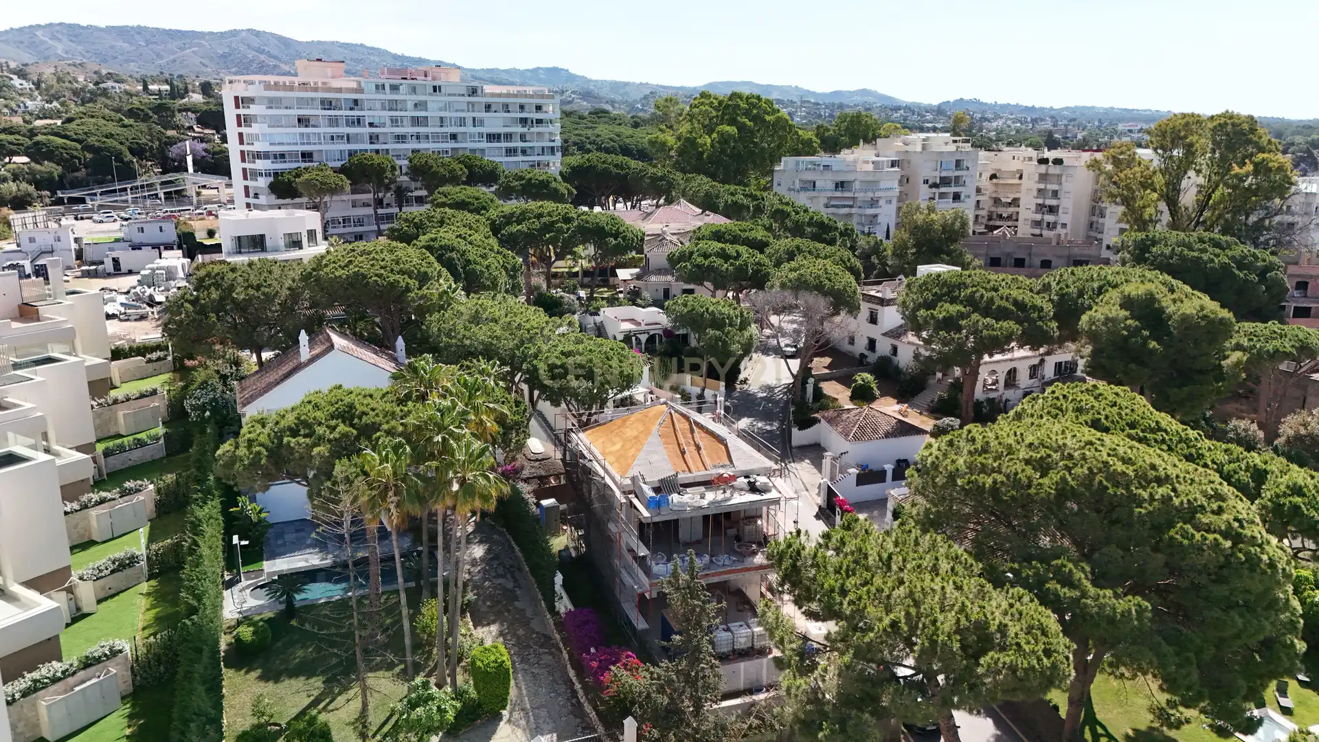 Vista exterior de Casa o xalet en venda en Marbella amb Aire condicionat, Jardí privat i Traster