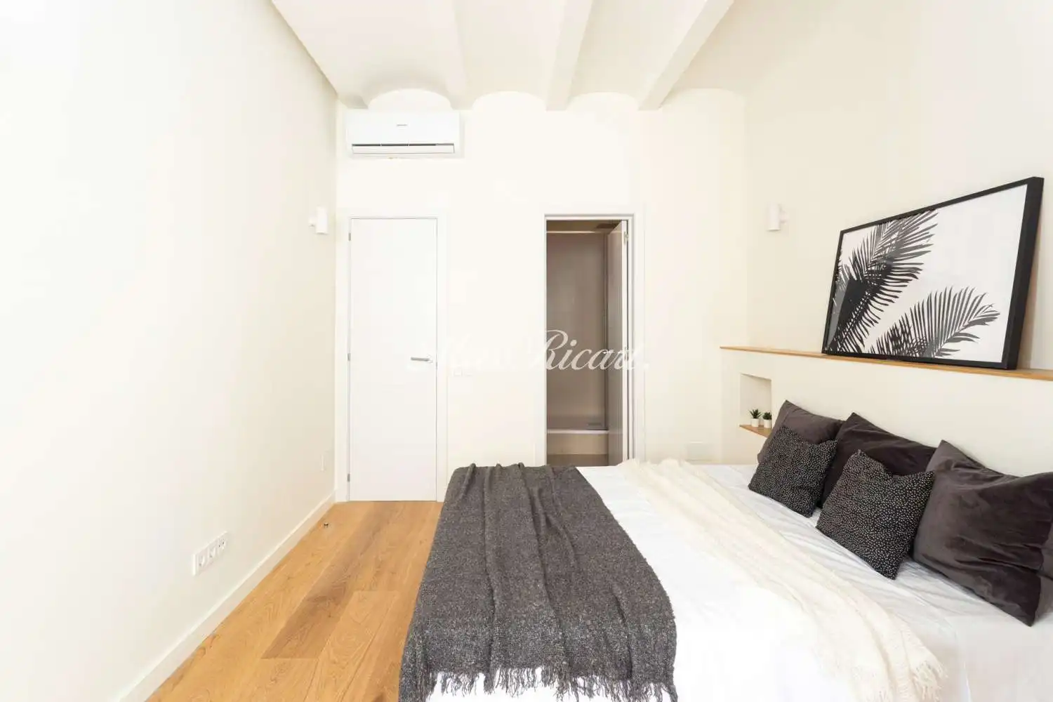 Bedroom of Flat for sale in Barcelona  with Air Conditioner, Heating and Balcony