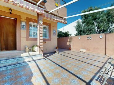 Casa con balcón en venta en Calle NAVALCARNERO