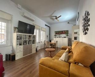 Living room of Flat for sale in  Sevilla Capital  with Air Conditioner, Heating and Parquet flooring