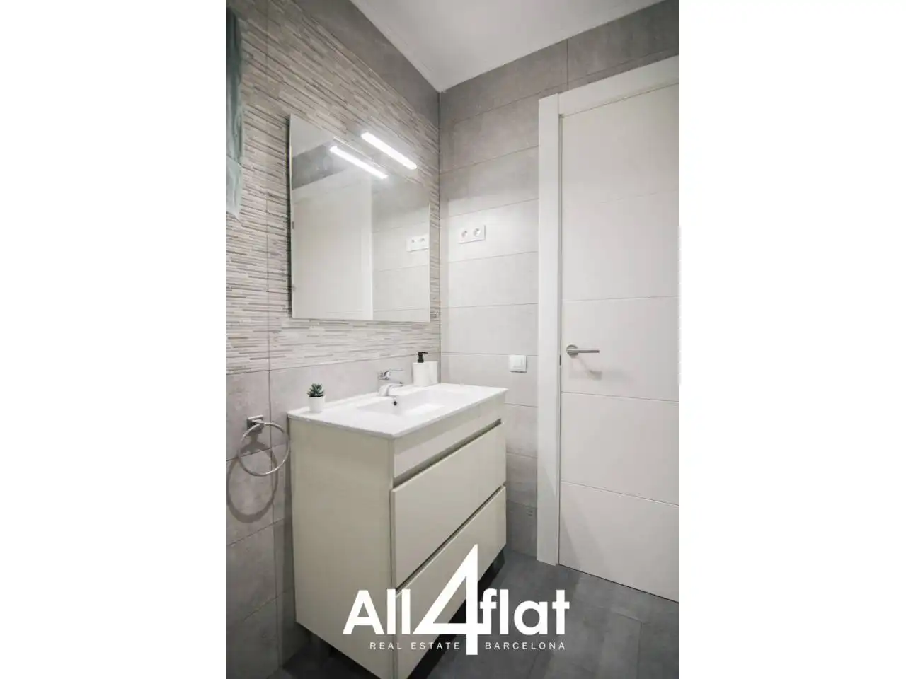Bathroom of Flat for rent in Barcelona  with Air Conditioner, Parquet flooring and Terrace