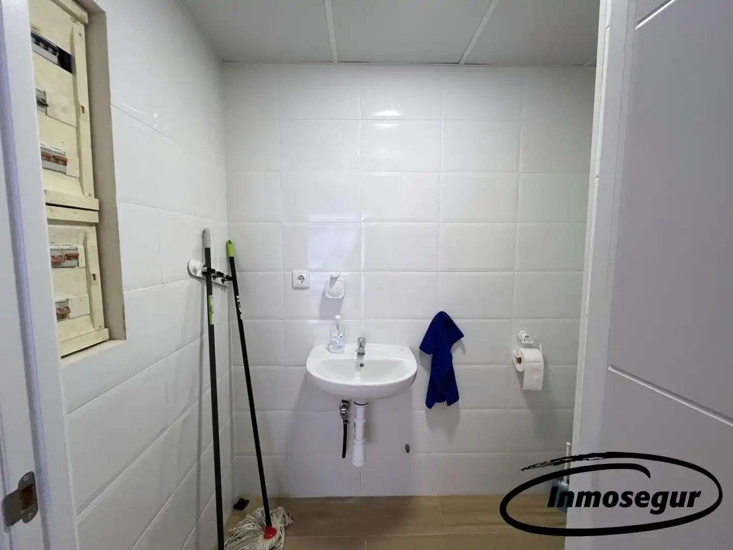 Badezimmer von Geschaftsraum zur Miete in Salou mit Klimaanlage und Heizung