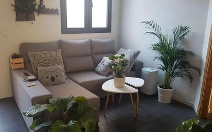 Sala d'estar de Apartament en venda en  Madrid Capital amb Aire condicionat i Moblat