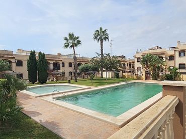 Apartamento con piscina en venta en Nueva Torrevieja - Aguas Nuevas