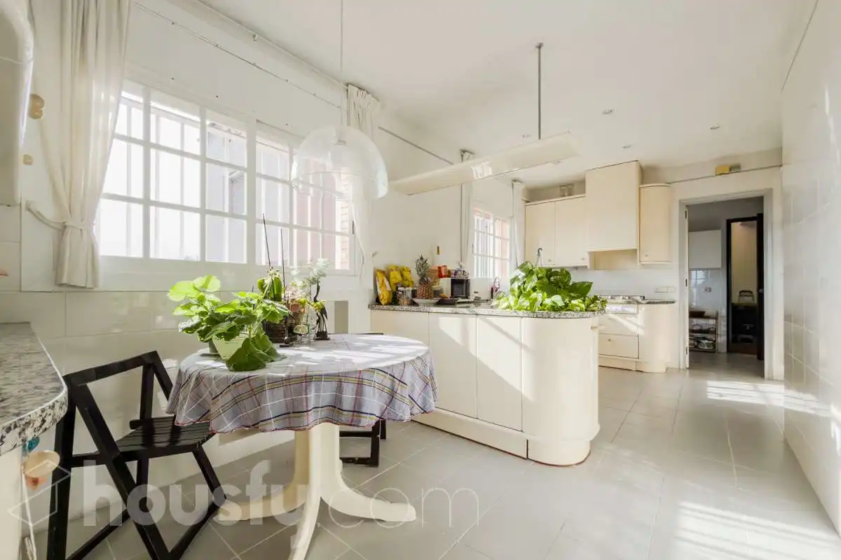 Cuina de Casa o xalet en venda en Barcelona amb Aire condicionat, Calefacció i Jardí privat