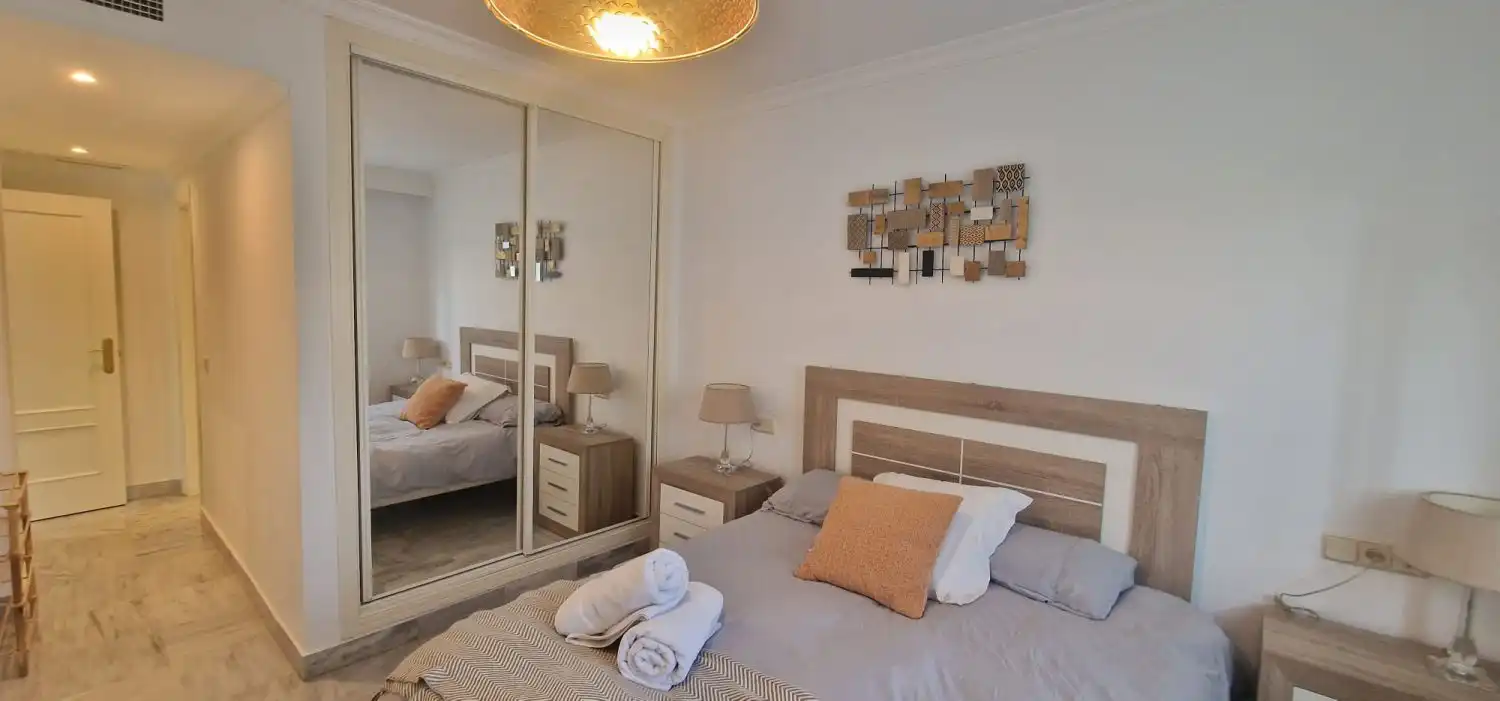 Schlafzimmer von Wohnungen zur Miete in Marbella mit Klimaanlage, Heizung und Terrasse