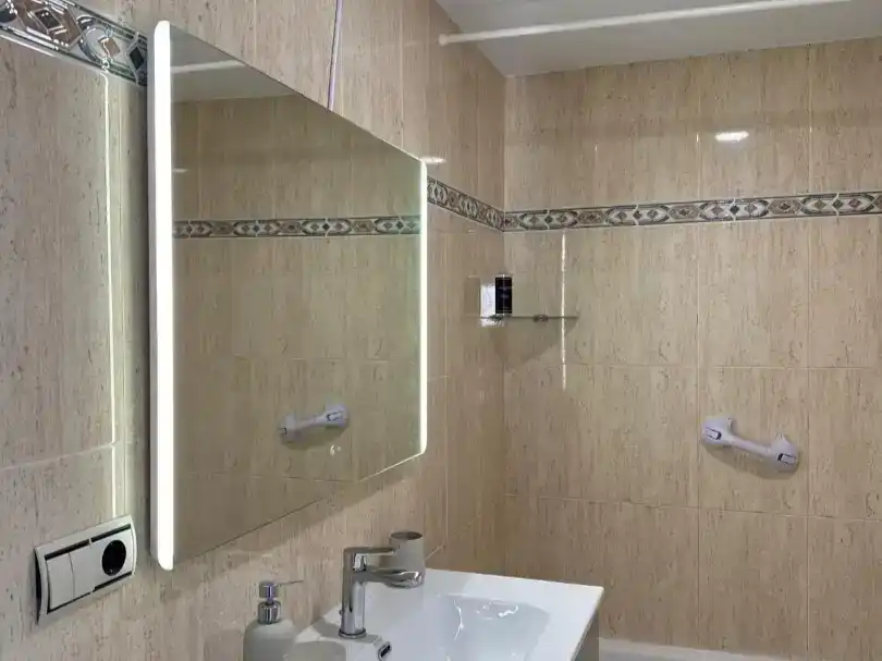 Badezimmer von Wohnung zur Miete in Miramar mit Klimaanlage, Schwimmbad und Balkon