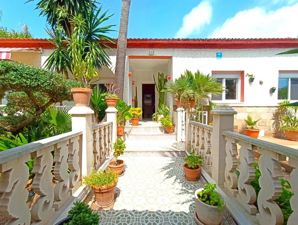 Vista exterior de Casa o xalet en venda en Salou amb Aire condicionat, Jardí privat i Terrassa